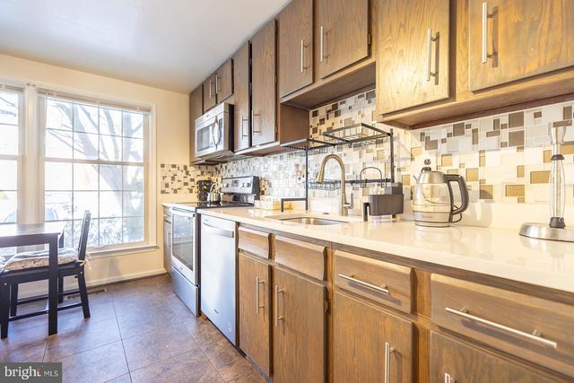 8009 BETHELEN WOODS LN, Springfield, VA 22153