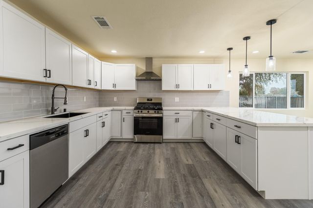 1676 W Putnam Avenue, Porterville, CA 93257