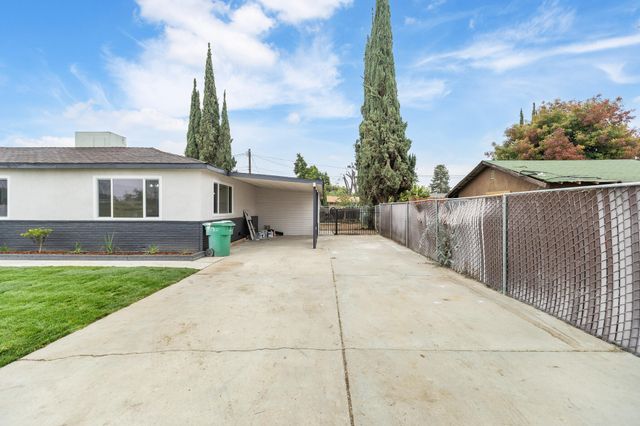 1676 W Putnam Avenue, Porterville, CA 93257