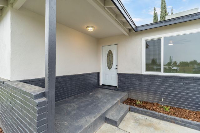 1676 W Putnam Avenue, Porterville, CA 93257