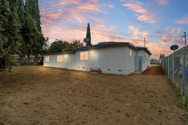 1676 W Putnam Avenue, Porterville, CA 93257