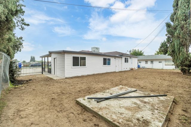 1676 W Putnam Avenue, Porterville, CA 93257