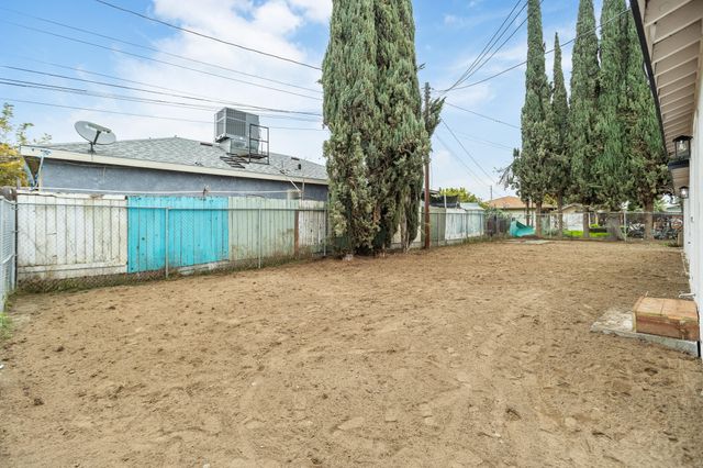1676 W Putnam Avenue, Porterville, CA 93257