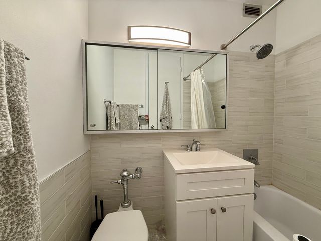 900 N LAKE SHORE Drive 812, Chicago, IL 60611