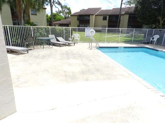 1110 E Lakeview Dr Drive E, Royal Palm Beach, FL 33411