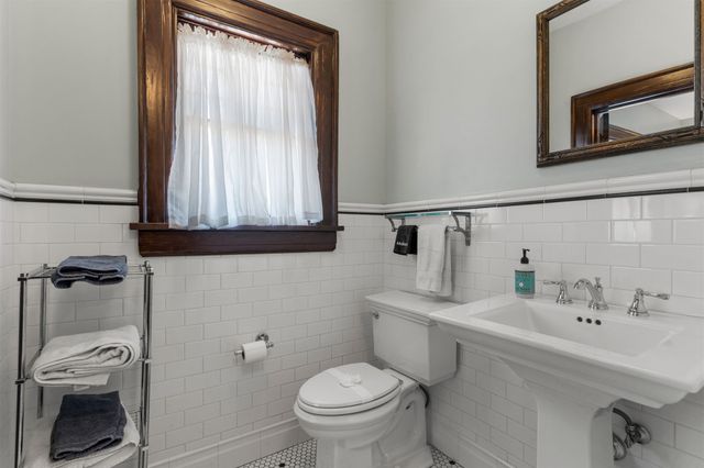 1401 S Quaker Avenue, Tulsa, OK 74120