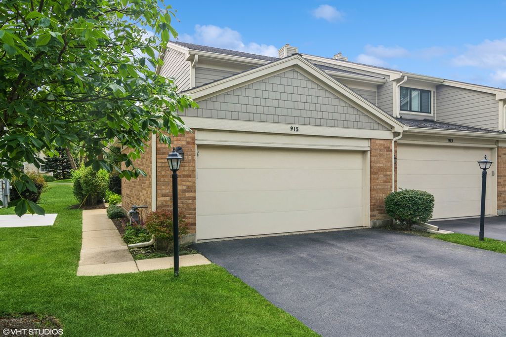 915 Suffolk Court, Libertyville, IL 60048