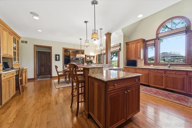 955 Harbor Town Court, Geneva, IL 60134