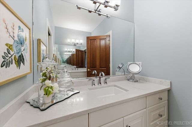 955 Harbor Town Court, Geneva, IL 60134