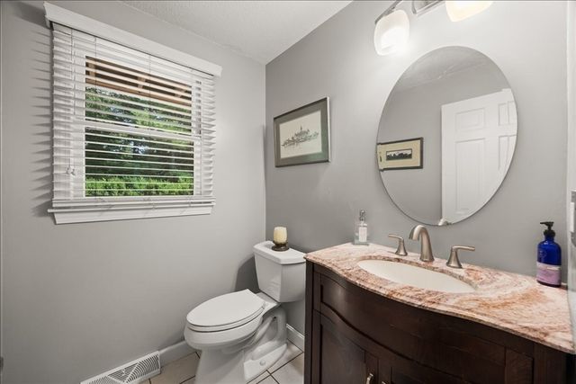 9 Fort Apache Dr, Franklin, MA 02038