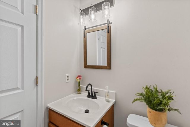 1240 WANDA DR, Hanover, PA 17331