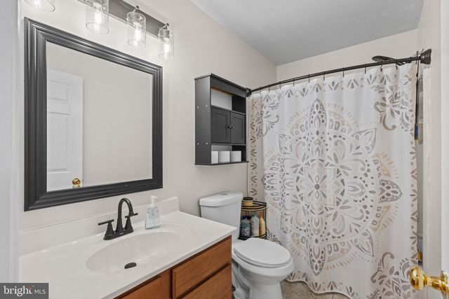 1240 WANDA DR, Hanover, PA 17331