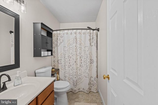 1240 WANDA DR, Hanover, PA 17331