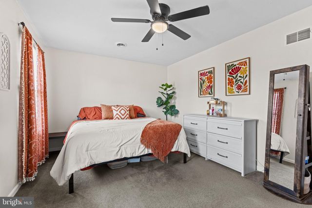 1240 WANDA DR, Hanover, PA 17331