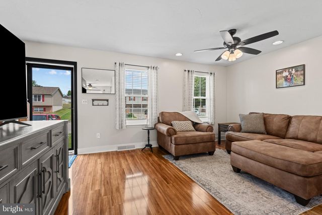 1240 WANDA DR, Hanover, PA 17331