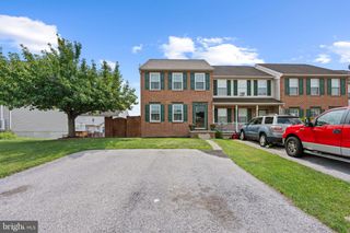 1240 WANDA DR, Hanover, PA 17331