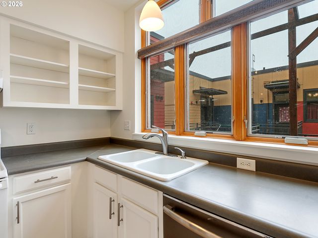 2525 N KILLINGSWORTH St 310, Portland, OR 97217