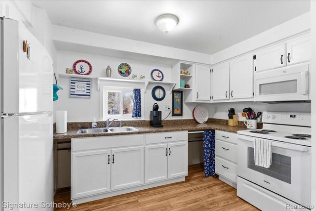 6997 Lakeshore Road, Worth Township, MI 48450