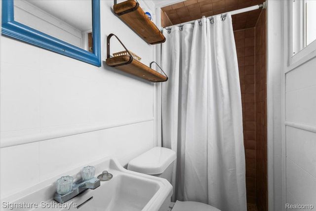 6997 Lakeshore Road, Worth Township, MI 48450