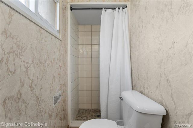 6997 Lakeshore Road, Worth Township, MI 48450