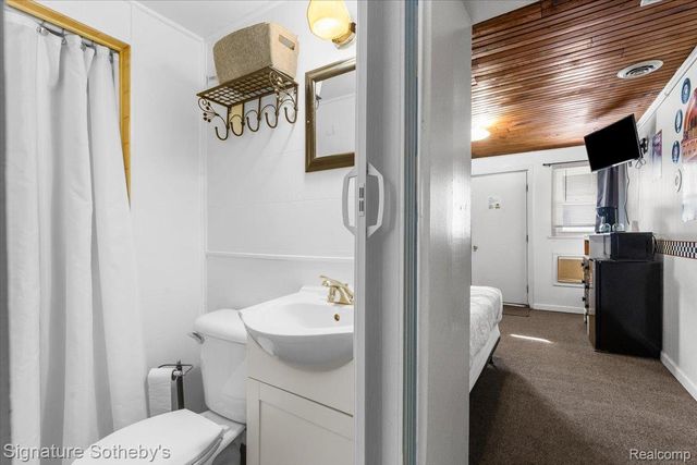 6997 Lakeshore Road, Worth Township, MI 48450