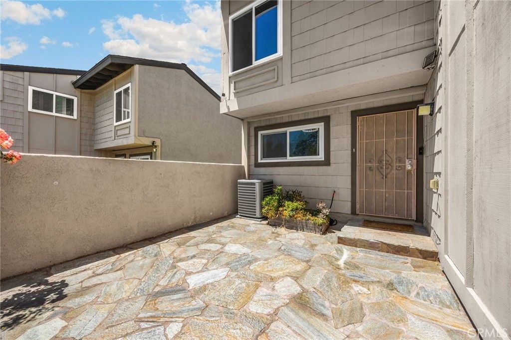 Image 2 of property listing at 2626 N Tustin A, Santa Ana, CA 92705