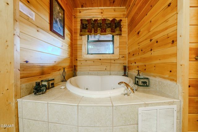 2010 Bear Creek Way, Pigeon Forge, TN 37862