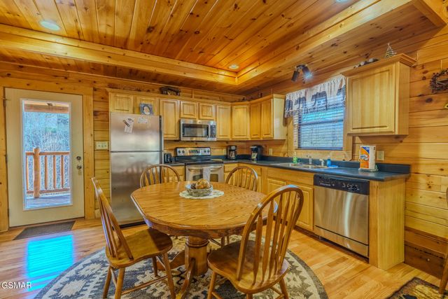 2010 Bear Creek Way, Pigeon Forge, TN 37862