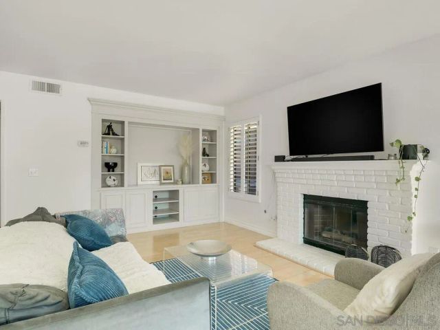 8881 La Cartera St, San Diego, CA 92129