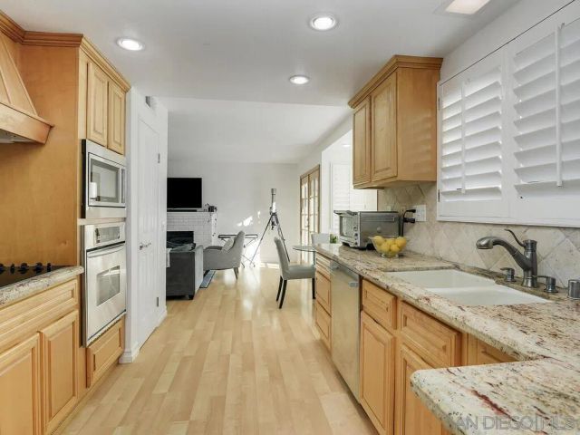 8881 La Cartera St, San Diego, CA 92129