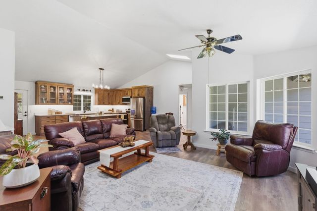 190 Spring Oak Way, Merlin, OR 97532