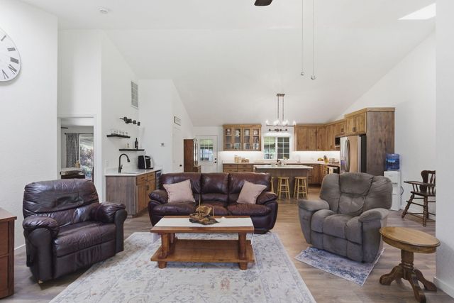 190 Spring Oak Way, Merlin, OR 97532