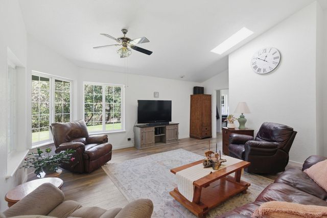 190 Spring Oak Way, Merlin, OR 97532