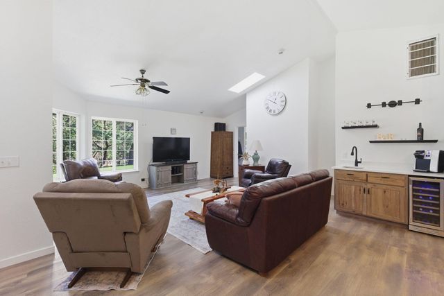 190 Spring Oak Way, Merlin, OR 97532