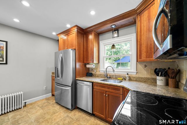 33 Chester Drive, Manchester, CT 06040