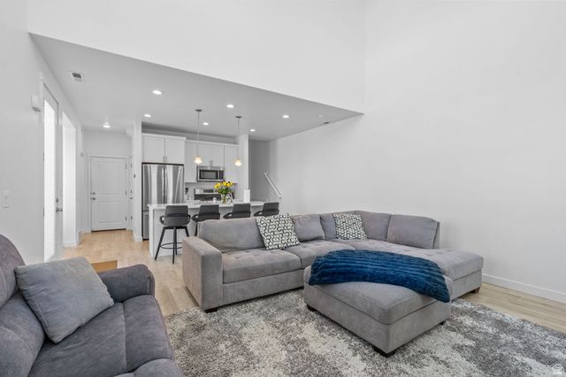 10499 S LIV WAY, South Jordan, UT 84009