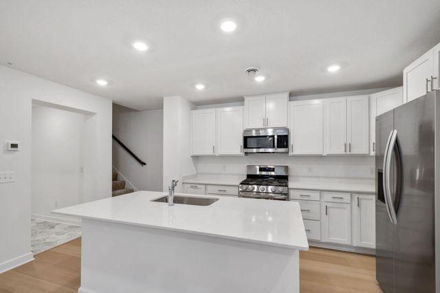 5227 Long Pointe Pass, Woodbury, MN 55129