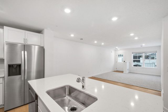 5227 Long Pointe Pass, Woodbury, MN 55129