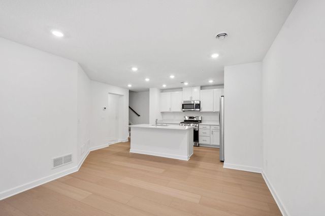 5227 Long Pointe Pass, Woodbury, MN 55129