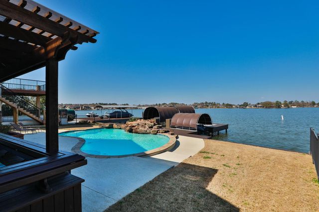 2 Villas Ways Drive, Conroe, TX 77356