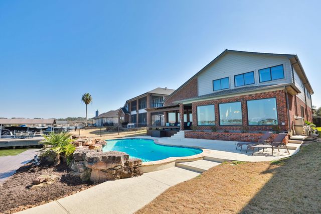 2 Villas Ways Drive, Conroe, TX 77356