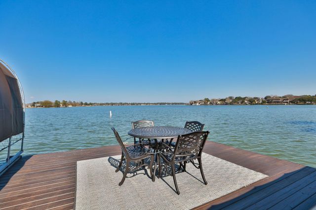 2 Villas Ways Drive, Conroe, TX 77356