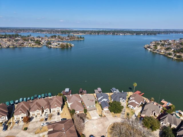 2 Villas Ways Drive, Conroe, TX 77356