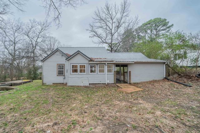 255 WOODLAWN PL, Selmer, TN 38375