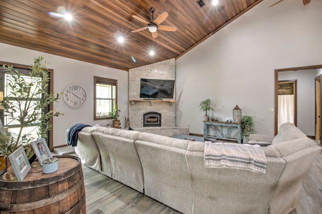 1024 Jordan Creek Road, Collinsville, TX 76233