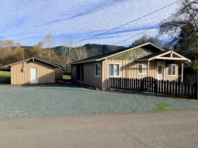 2571 E Evans Creek Road, Rogue River, OR 97537