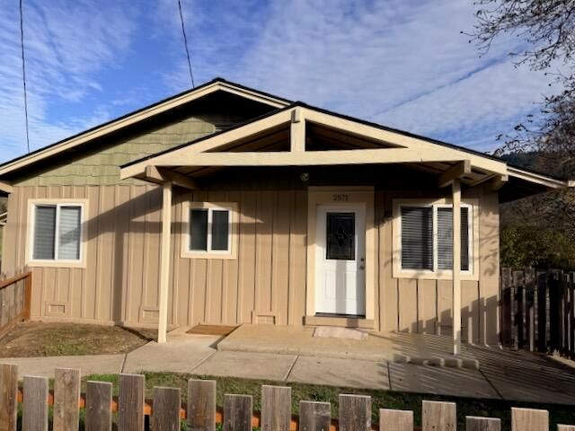 2571 E Evans Creek Road, Rogue River, OR 97537