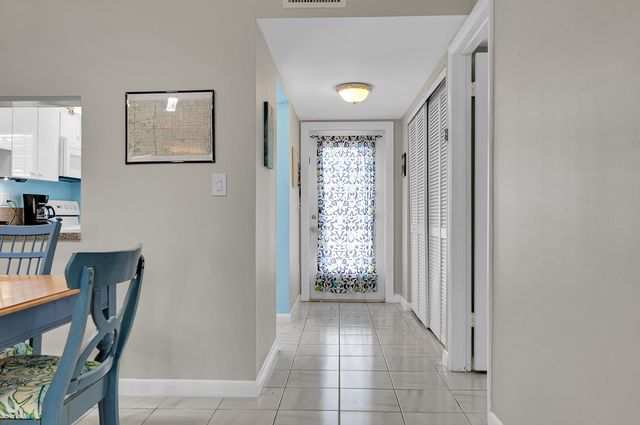 31 Abbey Lane 101, Delray Beach, FL 33446