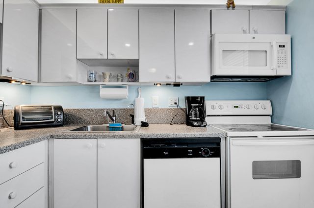 31 Abbey Lane 101, Delray Beach, FL 33446