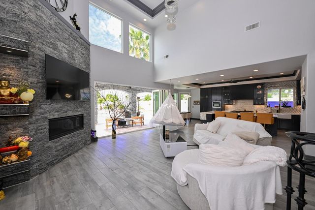 11027 N Stanford Avenue, Clovis, CA 93619